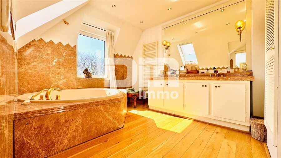Hochwertige 5-Zi Wohnung in Traumlage mit Balkon in gepflegter Jugendstil-Villa + Panoramablick - Badezimmer / Badewanne